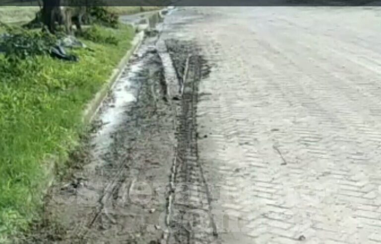 Video: vecinos reclaman por una pérdida de agua que afecta el pavimento
