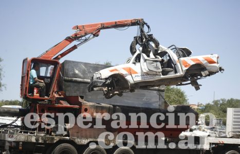 Mendoza 28/10/16

El ministro de Seguridad junto a autoridades recorrio las instalaciones de la playa de secuestros de San Agustin.

Se compactaron autos que fueron de las fuerzas publicas (policia, Penitenciaria, etc.)

Foto: Marcos Garcia
