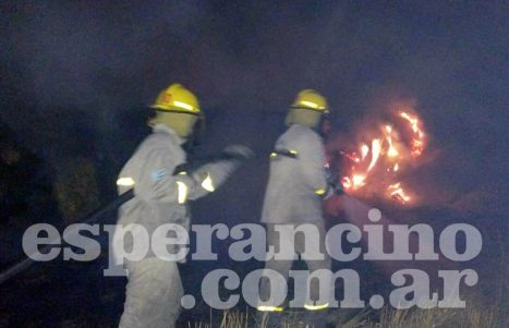 Bomberos incendio de rollos Ecuadro y Botay 02