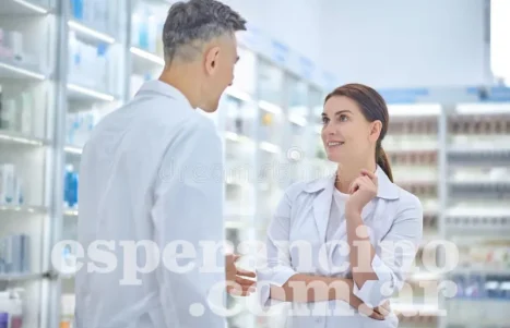 hombre-y-mujer-hablando-en-farmacia-del-personal-jóvenes-adultos-hombres-mujeres-con-abrigos-blancos-parados-uno-frente-al-otro-234085601