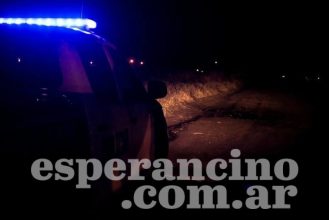 policia campo noche