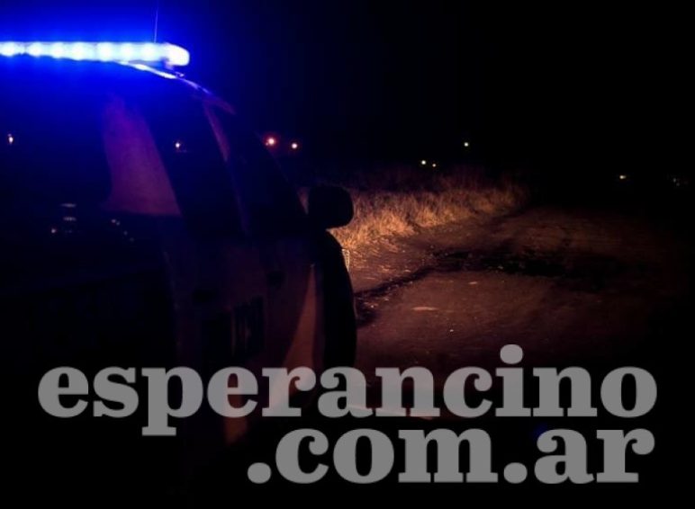 policia campo noche