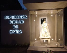 portada virgen nina arco