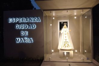 portada virgen nina arco