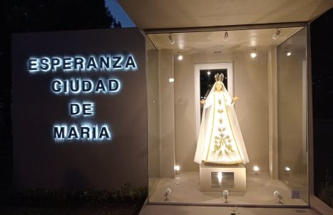 portada virgen nina arco